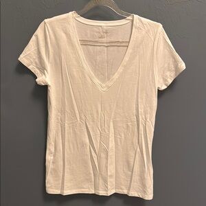 Lilly Pulitzer NWOT Women's Classic White V-Neck T-Shirt